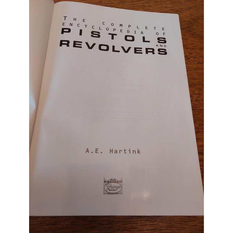Libro Pistols & Revolvers