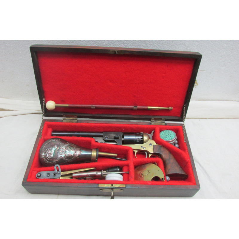 Revólver F.lli Pietta Modelo 1851 Navy - Calibre .44 C/ Accesorios Varios
