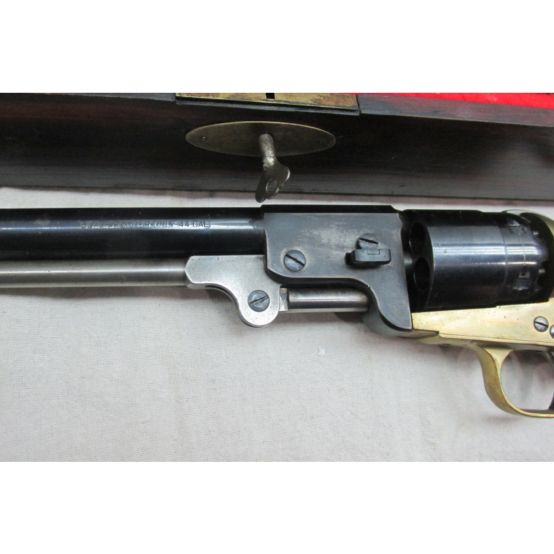 Revólver F.lli Pietta Modelo 1851 Navy - Calibre .44 C/ Accesorios Varios