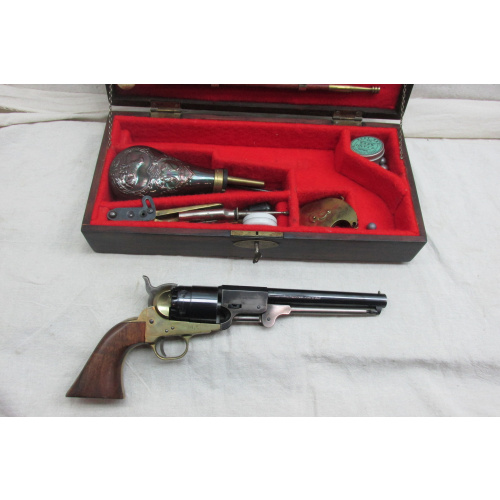 Revólver F.lli Pietta Modelo 1851 Navy - Calibre .44 C/ Accesorios Varios