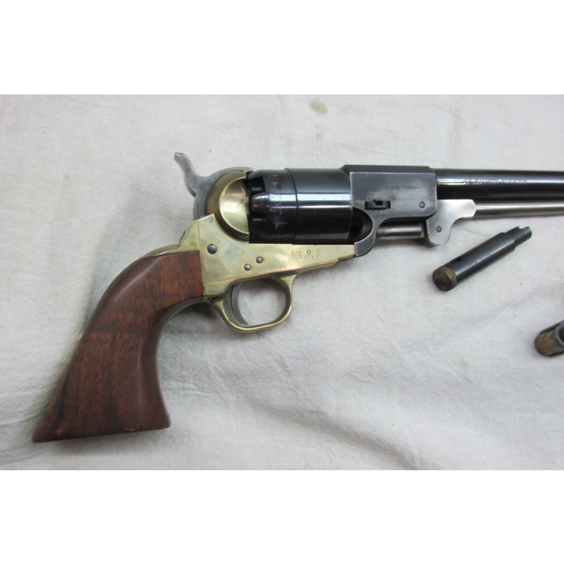 Revólver F.lli Pietta Modelo 1851 Navy - Calibre .44 C/ Accesorios Varios